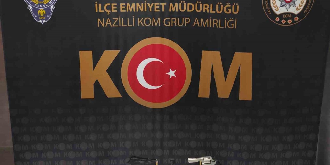 İşyerinde ruhsatsız silahlarla yakalandı