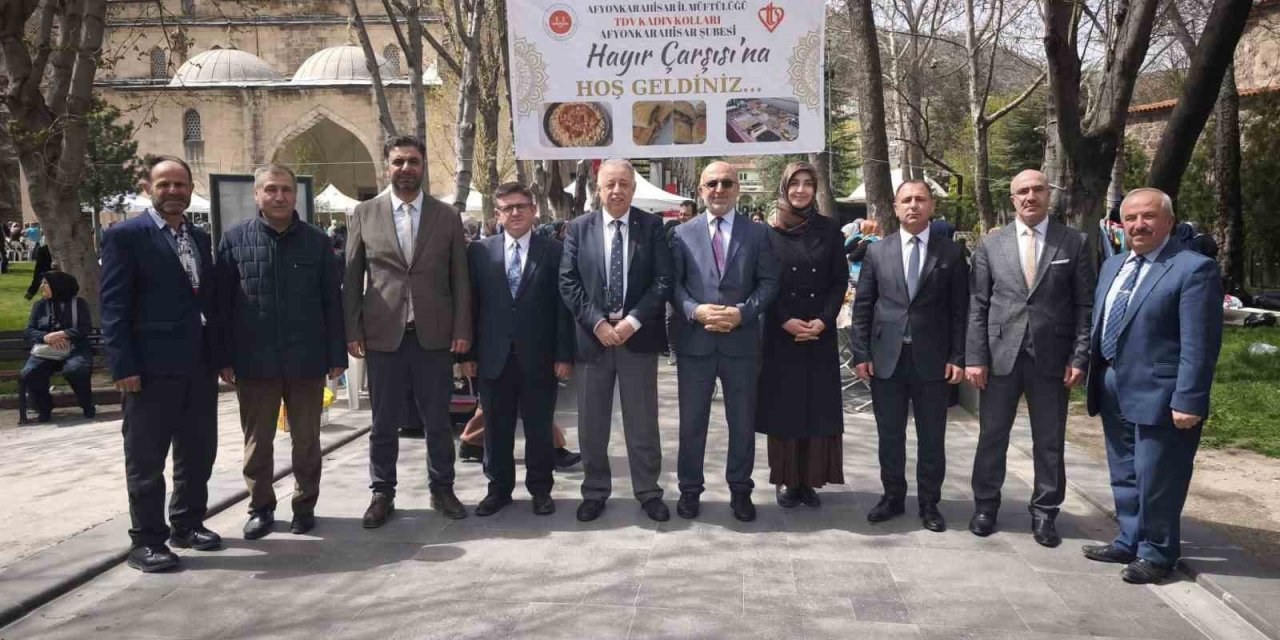 İhtiyaç sahibi gençlerin evlilik masrafları için hayır çarşısı yapıldı