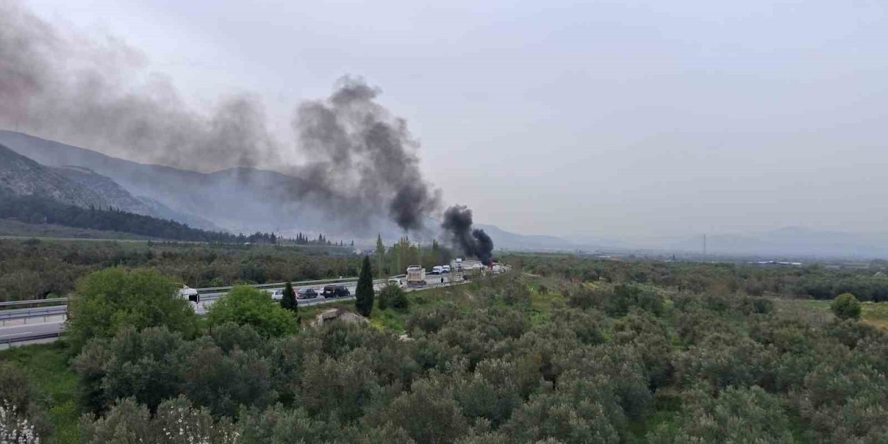 Kırkağaç’ta otomobil önce bariyerlere çarptı sonra alev alev yandı