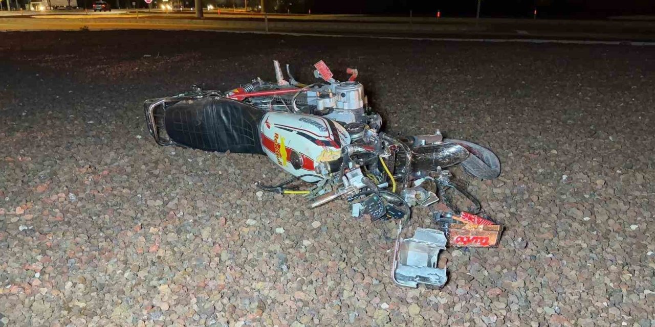 Refüje çarpıp parçalanan motosiklette 2 kişi yaralandı