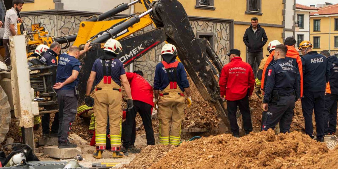 Hayatını kaybeden işçinin cansız bedeni göçük altından çıkarıldı