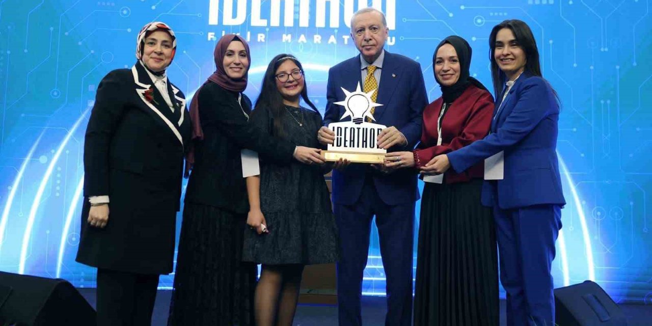 AK Parti Karşıyaka Kadın Kolları, ödülünü Cumhurbaşkanı Erdoğan’dan aldı