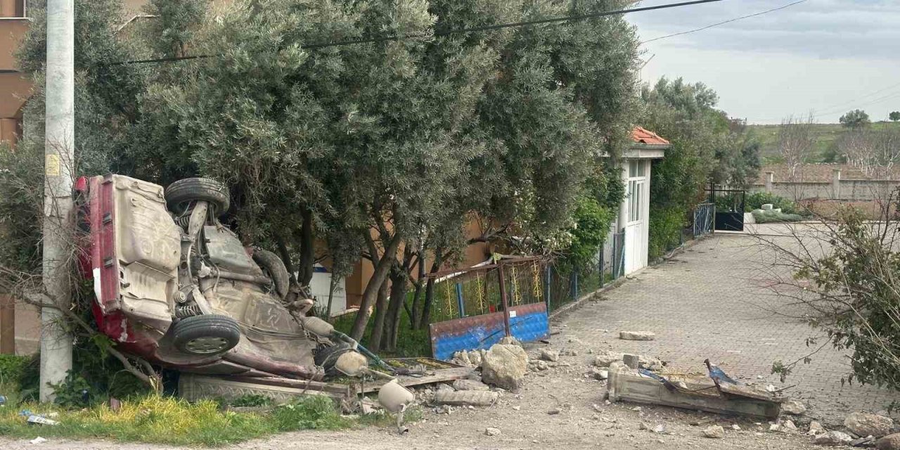 Uşak’ta otomobil evin bahçe duvarına çarptı: 1 ölü, 1 yaralı