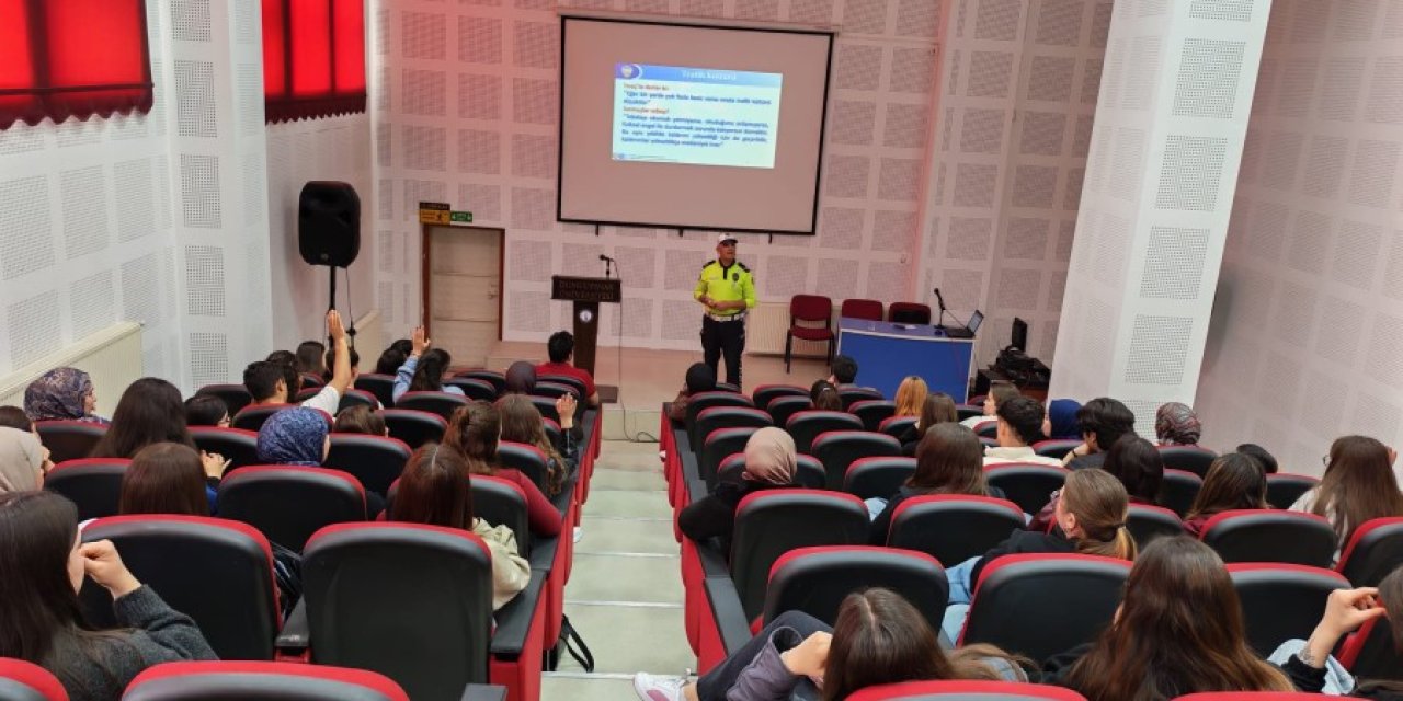 Emet MYO’da genel trafik kuralları konferansı