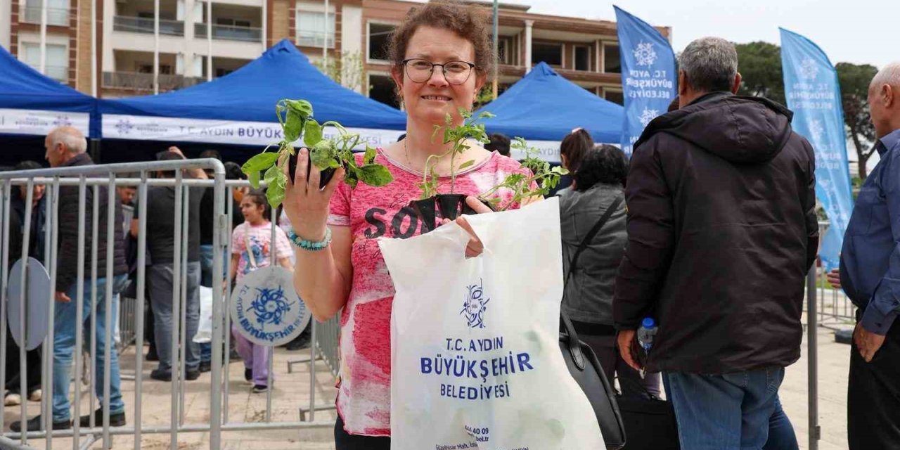 Binlerce fide Kuşadası ve İncirliova’da vatandaşlarla buluştu