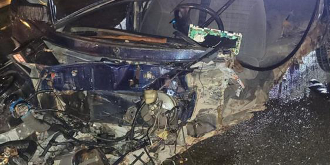 Köprü bariyerlerine çarparak parçalanan otomobilin sürücüsü hayatını kaybetti