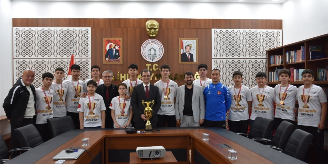 Şampiyonlar kazandıkları kupayı, Kaymakam Güldoğan’a götürdü