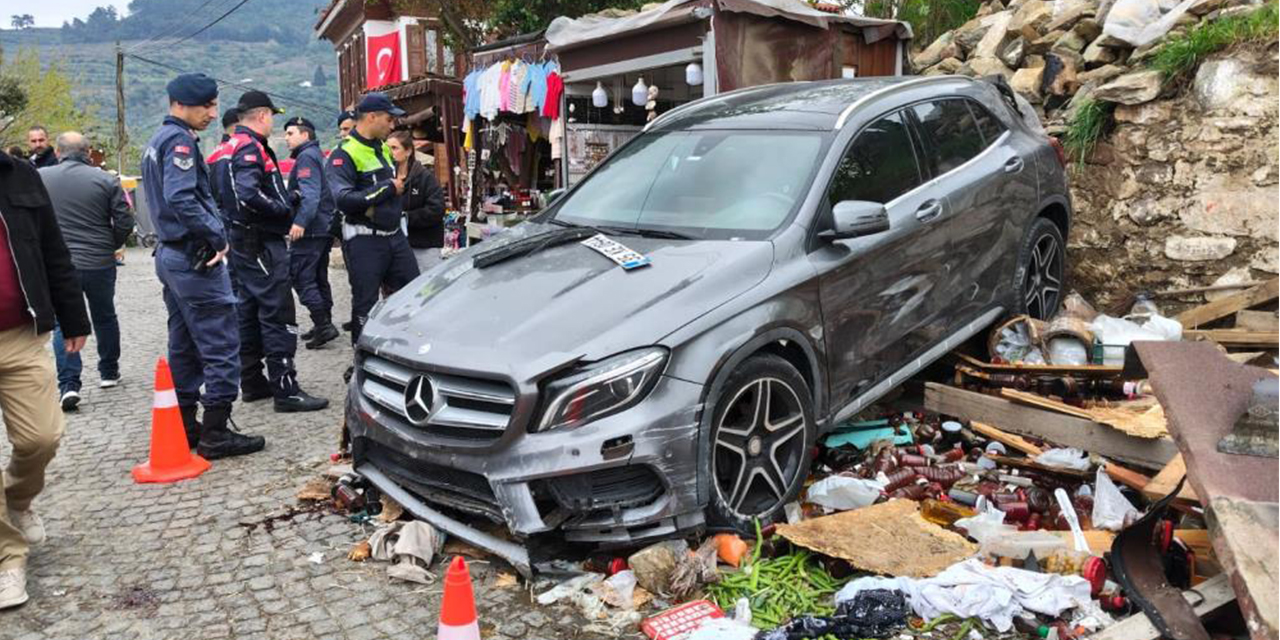 Otomobil satış tezgahının üzerine devrildi!