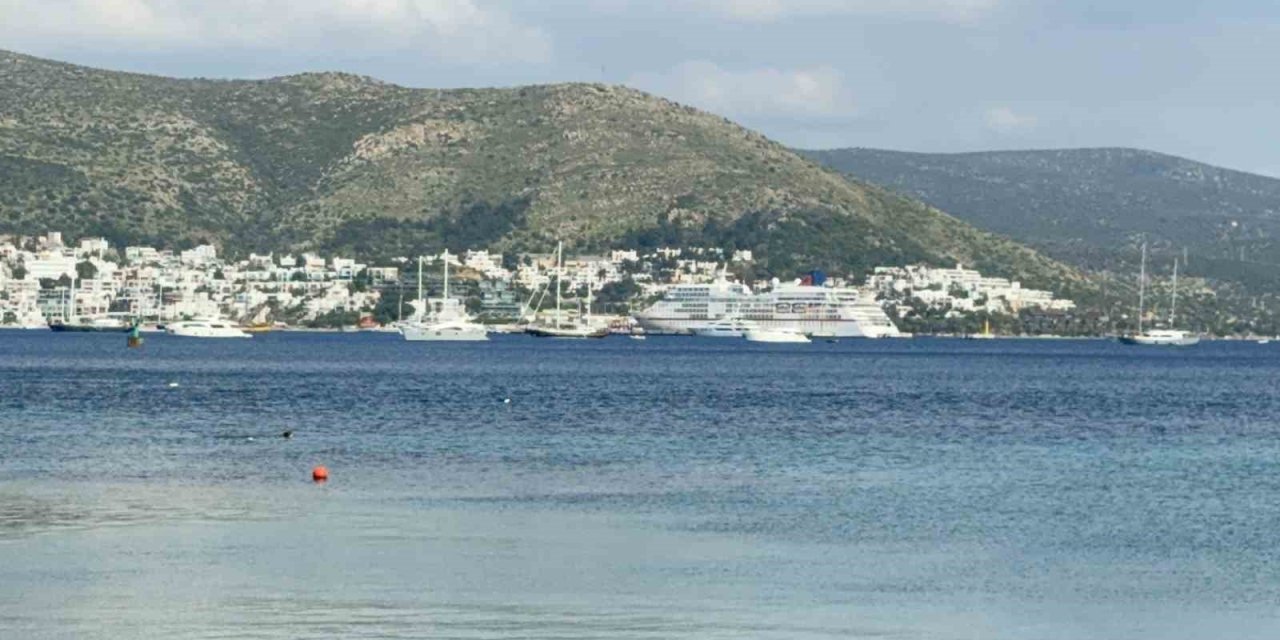 Bodrum Limanı’nda dev yolcu gemisi hareketliliği: 357 turist ilçeye ayak bastı