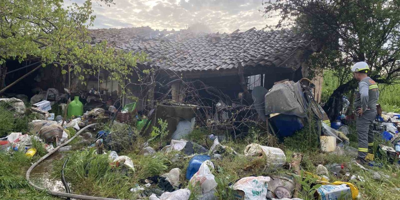 Manisa’da ev yangını: 1 kişi hayatını kaybetti