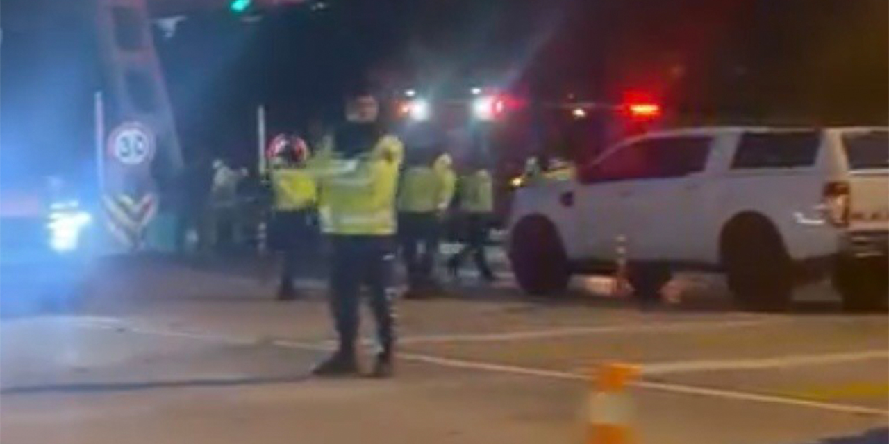 Alev alan otomobilde mahsur kalan genç sürücü hayatını kaybetti