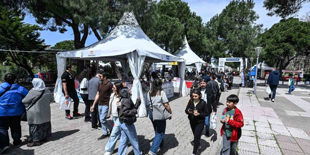 İzmirliler İZKİTAP’a akın etti