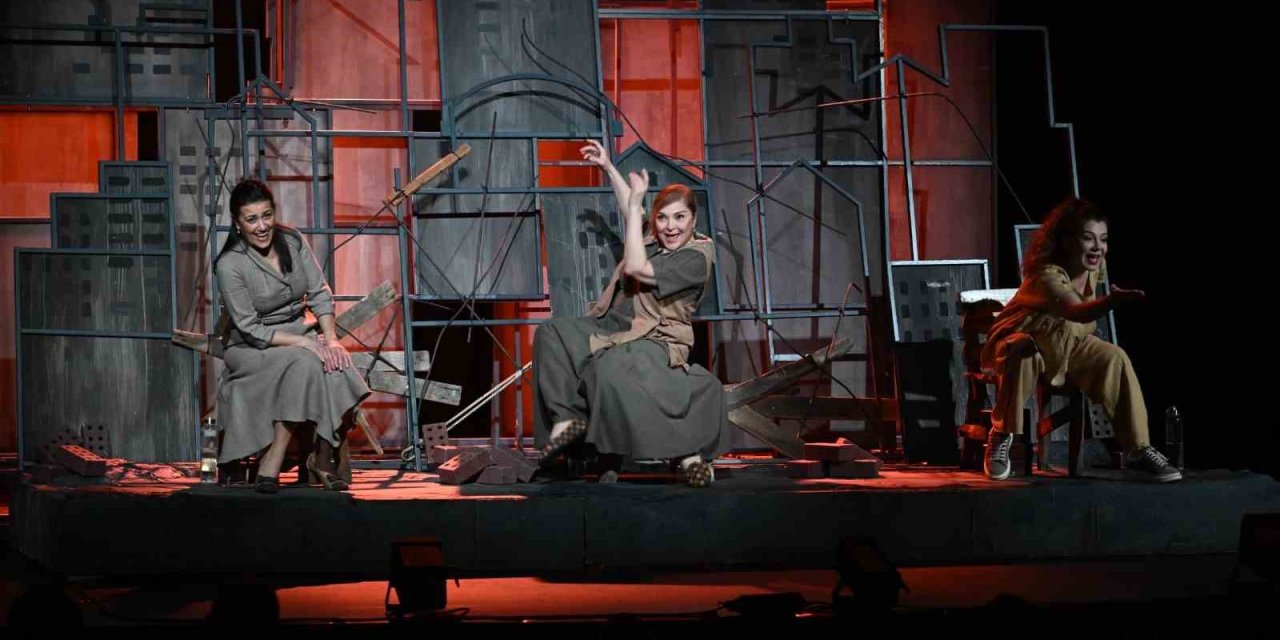 ’Sen İstanbul’dan güzelsin’ oyunu Manisalıları büyüledi