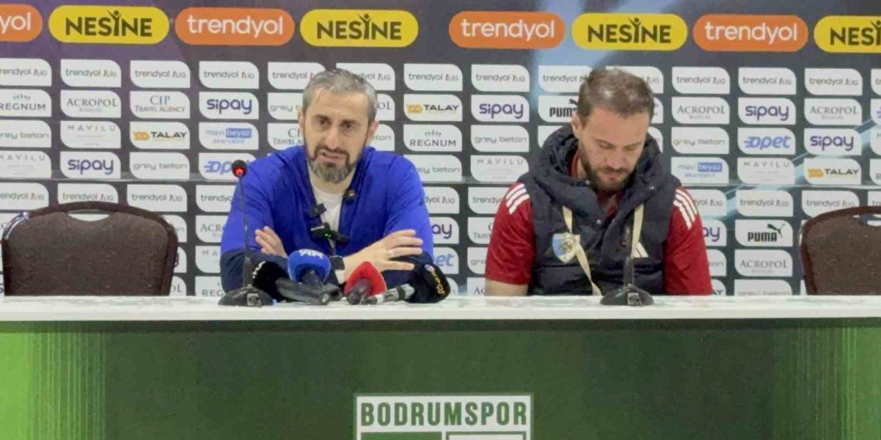 Erzurumspor FK oyuncuları basın toplantısını basıp kutlama yaptı