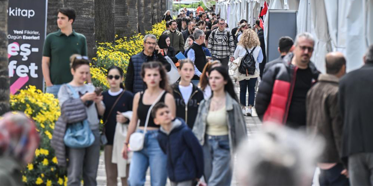 Kültürpark’ta edebiyat rüzgarı: İZKİTAP'a yoğun ilgi
