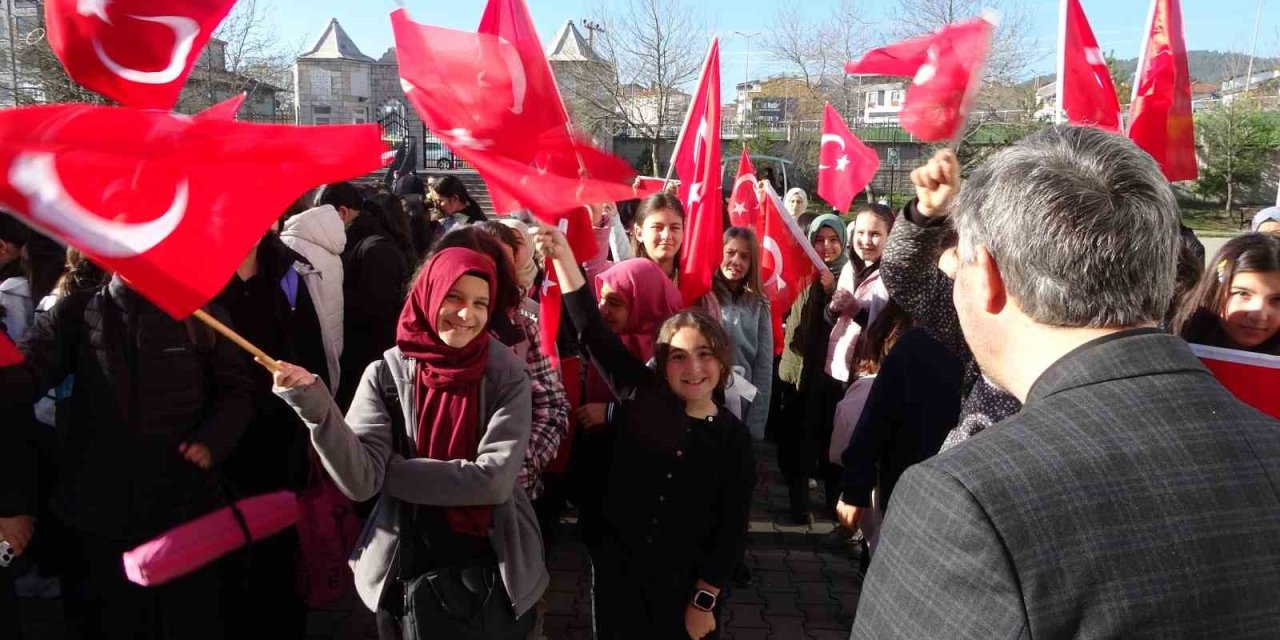 Yeni haftaya bayrak, vatan, milli ve manevi değerler anlatılarak başladı