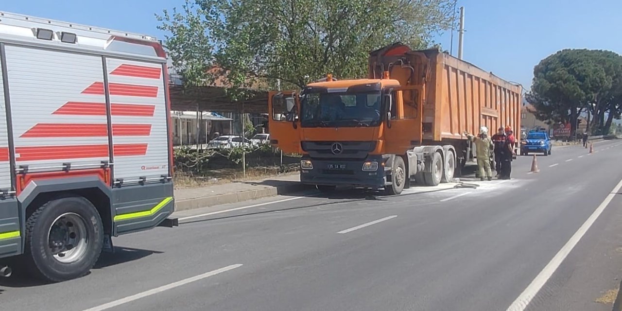 Bayındır’da atık taşıma kamyonu alev aldı