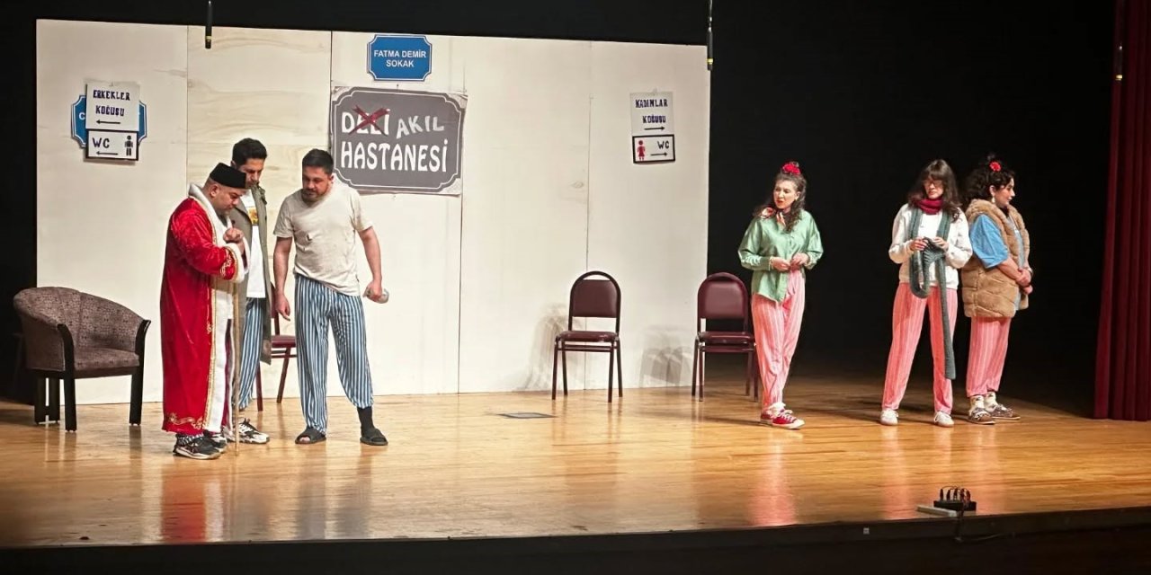 Kütahya’da "Keçileri Kaçırıyorum" oyunu tiyatroseverlerle buluştu