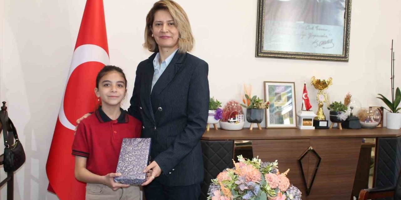 Altıntaş’ta çevreye duyarlı minik öğrenci ödüllendirildi