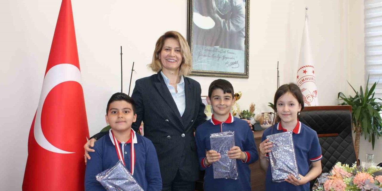 Altıntaş’ta dereceye giren öğrenciler ödüllendirildi