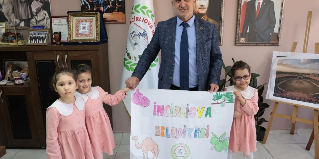 Minik öğrencilerden Başkan Kaya’ya hediye