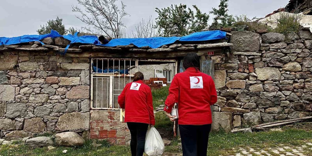 Türk Kızılay Manisa, 3 mahallede gıda kolisi dağıttı
