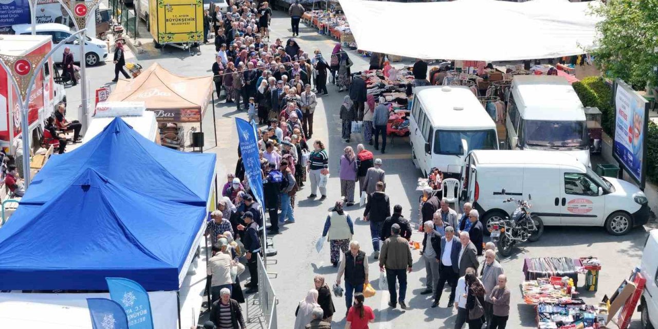 Büyükşehrin fideleri Karacasu ve Koçarlı’da dağıtıldı