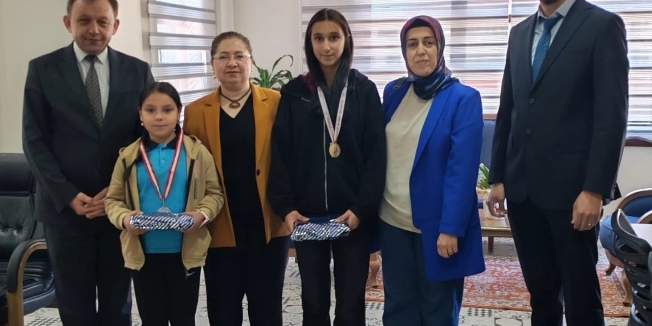 Kaymakam Doğru, başarılı öğrencileri makamında ağırladı