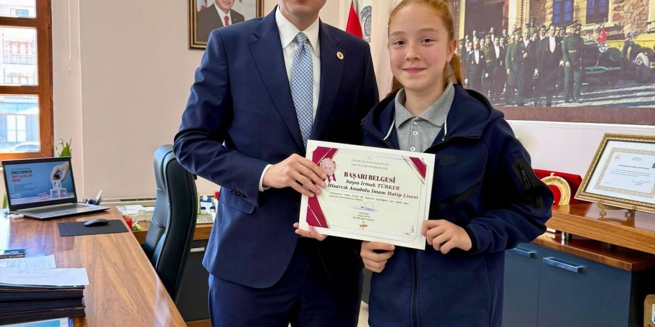Hisarcık Kaymakamı Erkan Atam’dan başarılı öğrenciye ödül