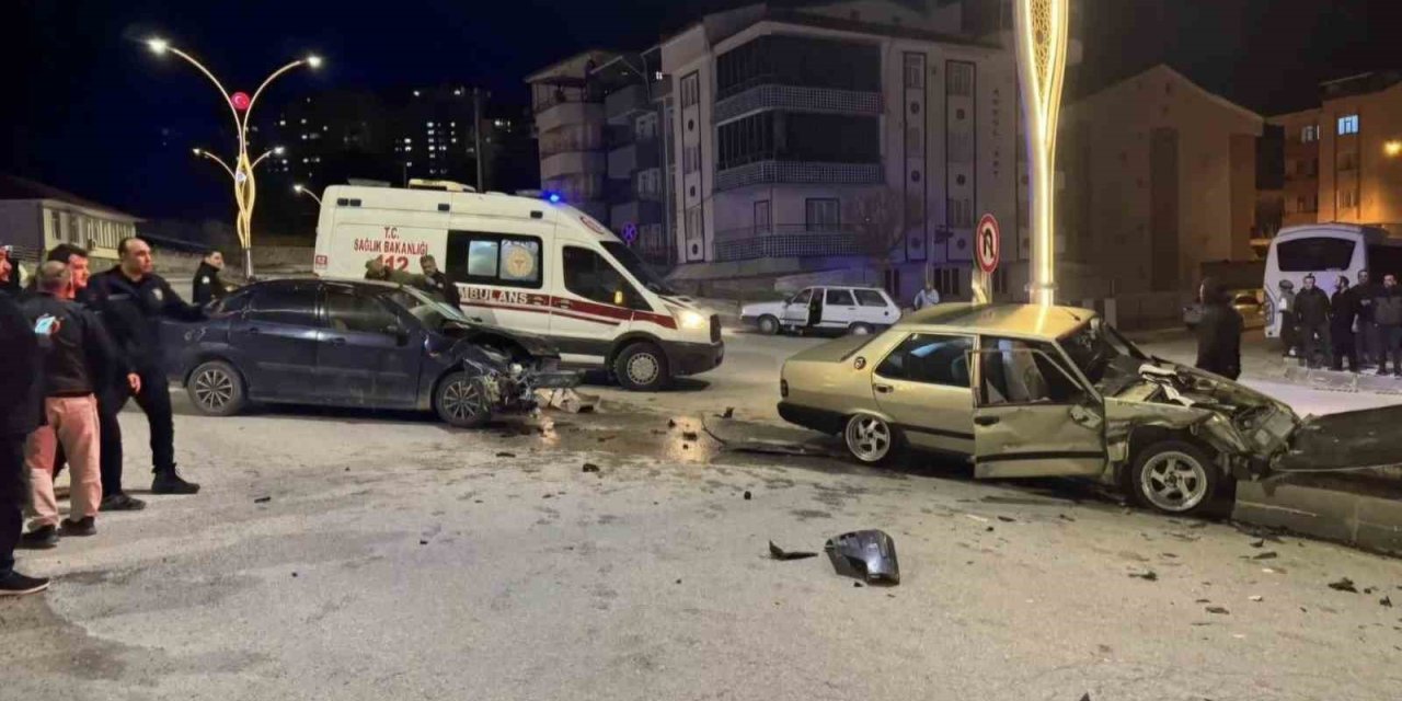 Emet’te iki araç çarpıştı: 2 yaralı