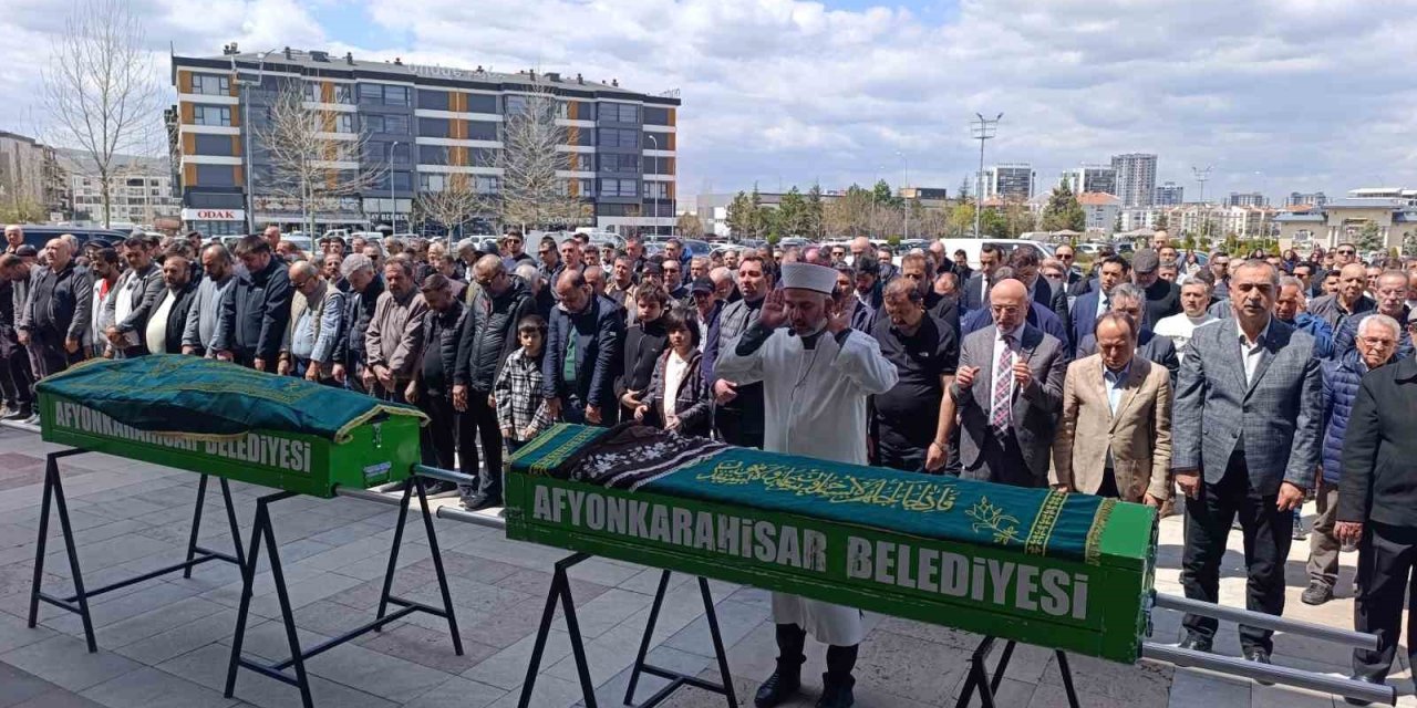 Üst kat komşularının katlettiği çift toprağa verildi