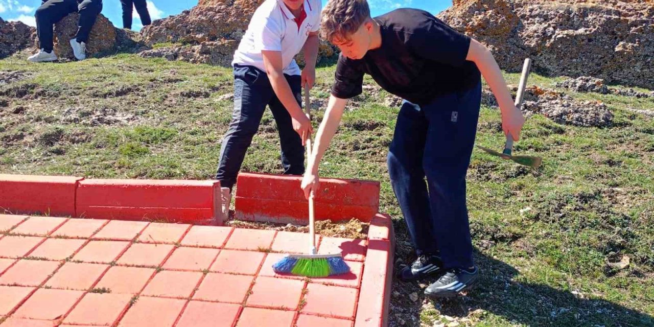 Seyitömer Ortaokulu öğrencilerinden anlamlı 23 Nisan davranışı