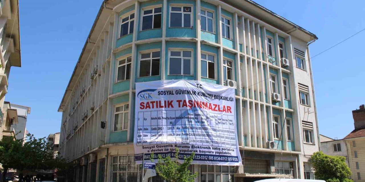 SGK’nın şehir merkezindeki tescilli binası ilan panosuna döndü
