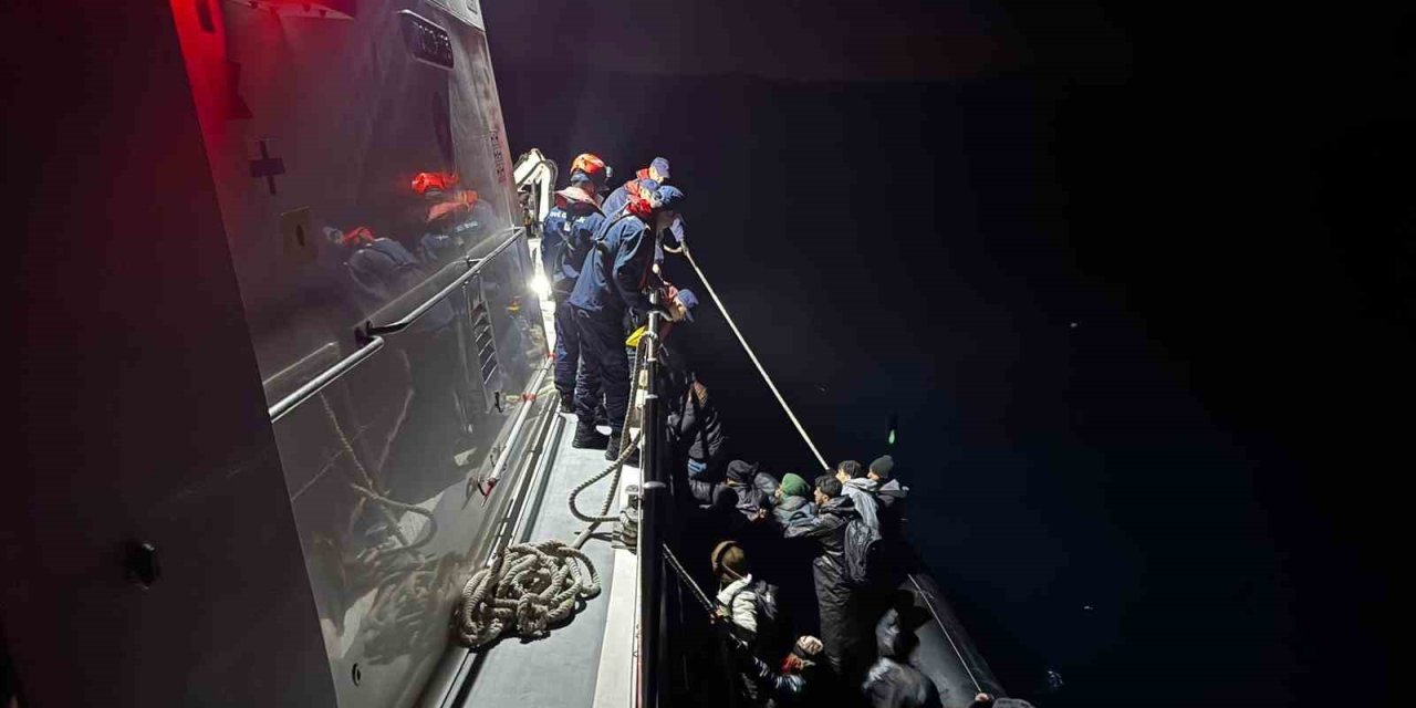 Urla açıklarında lastik botta 21 kaçak göçmen yakalandı