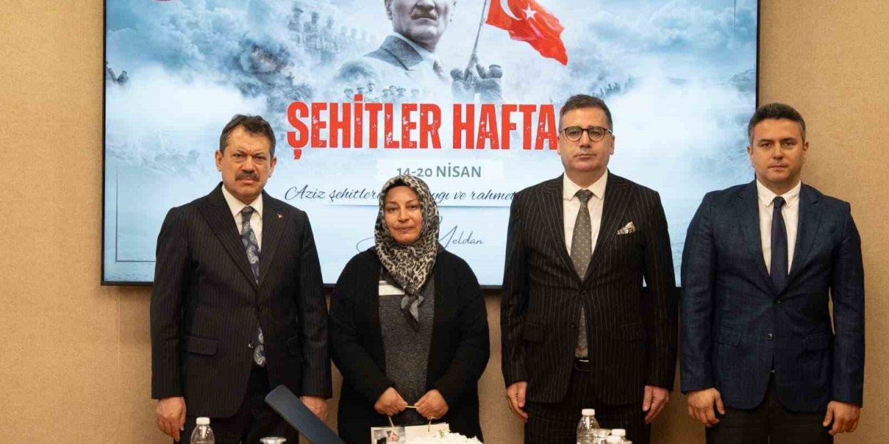 İzmir Adliyesi’nde şehit yakınları unutulmadı