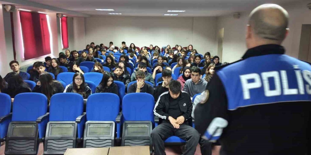 Polisin lise öğrencilerine yönelik eğitimleri devam ediyor