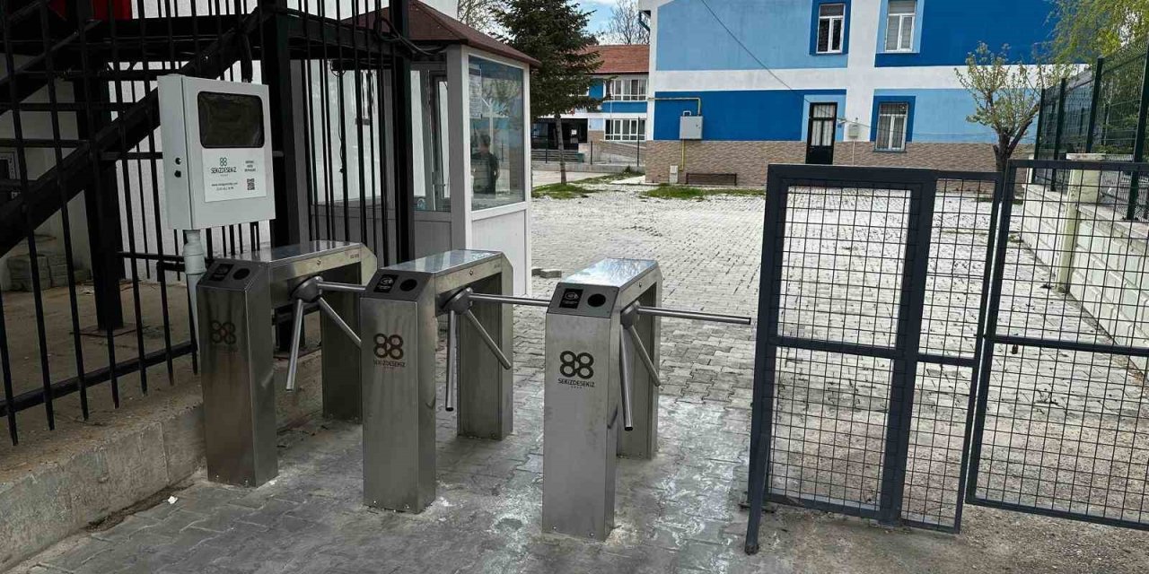 Pilot okulda uygulanan turnike sistemiyle şiddet ve devamsızlık tarihe karıştı