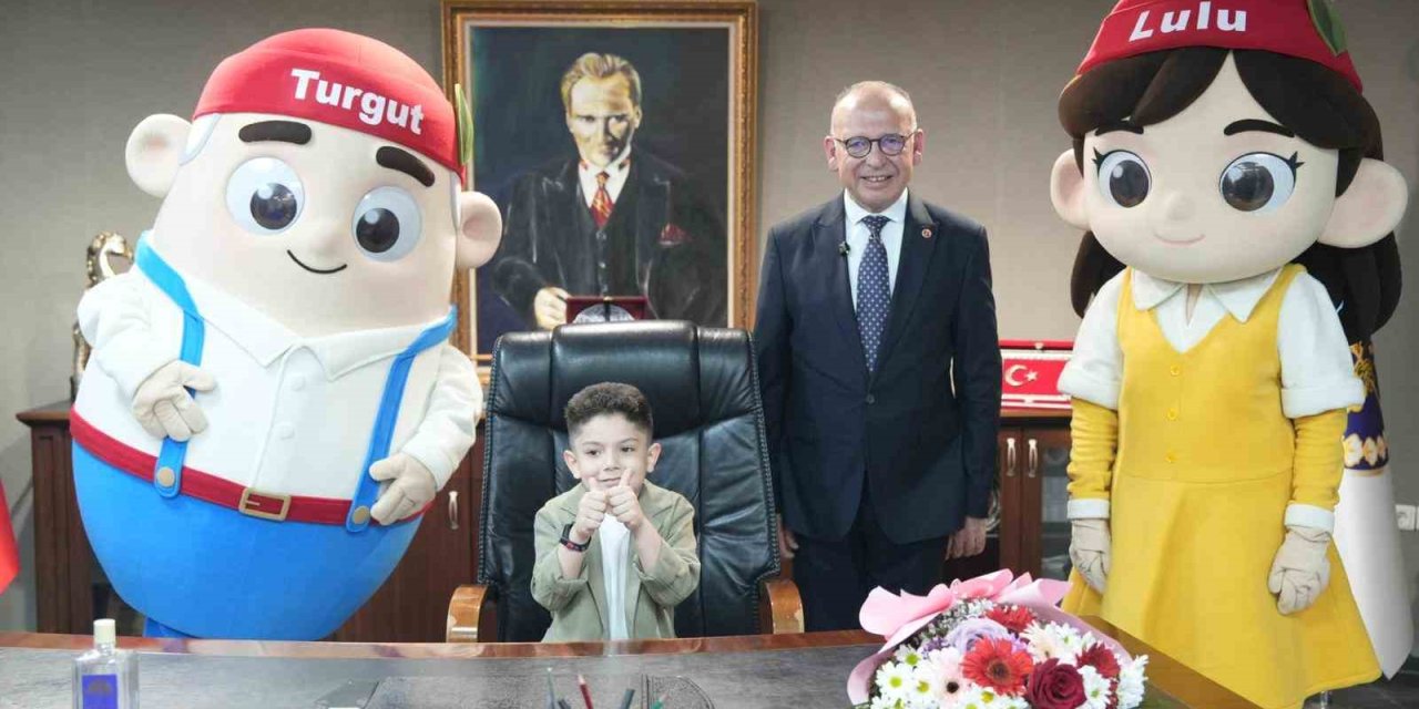 Başkan Çetin Akın koltuğunu minik başkana emanet etti