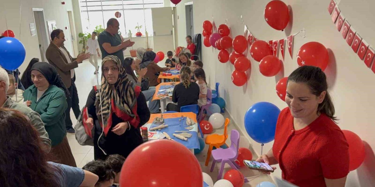 Hastanede tedavi gören çocuklara 23 Nisan sürprizi