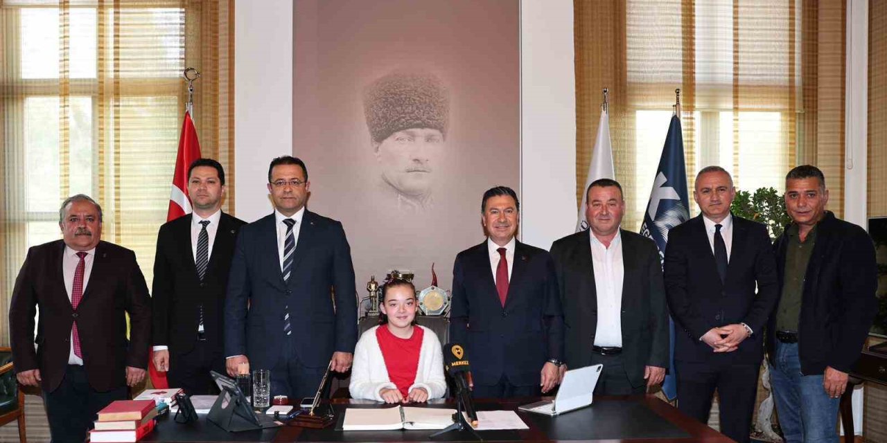 Başkan Aras, koltuğunu minik Azra’ya devretti