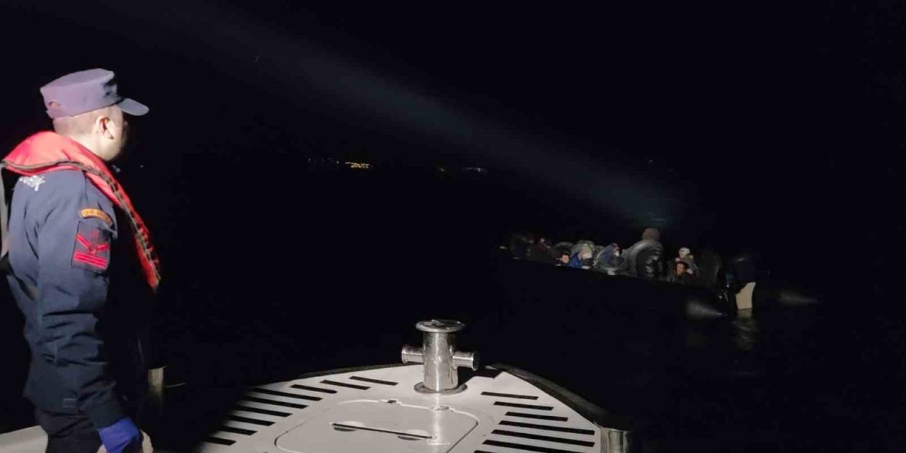 İzmir’de hareketli lastik bottaki 33 düzensiz göçmen yakalandı