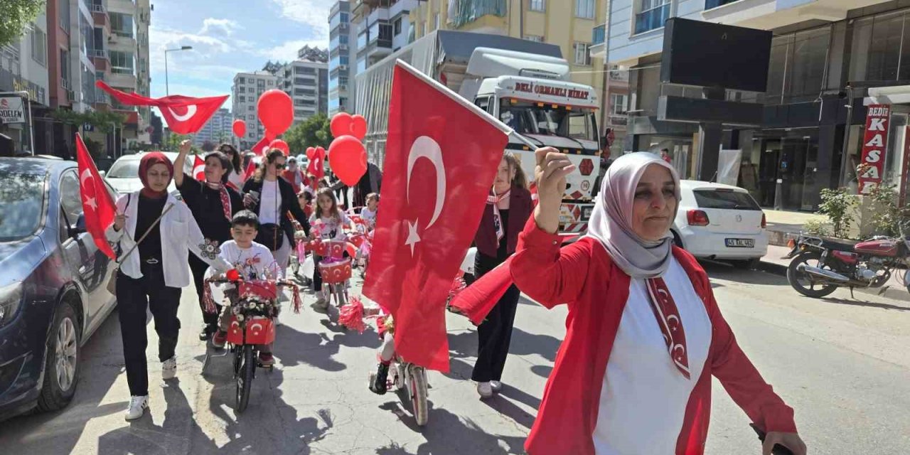 Minik öğrenciler 3 tekerlekli bisikletleriyle kaymakamlığı ziyaret etti