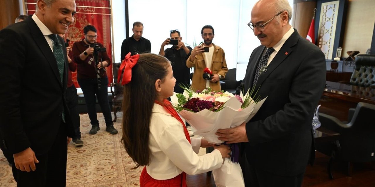 Denizli Valisi Köşger, makam koltuğunu minik İpek’e devretti