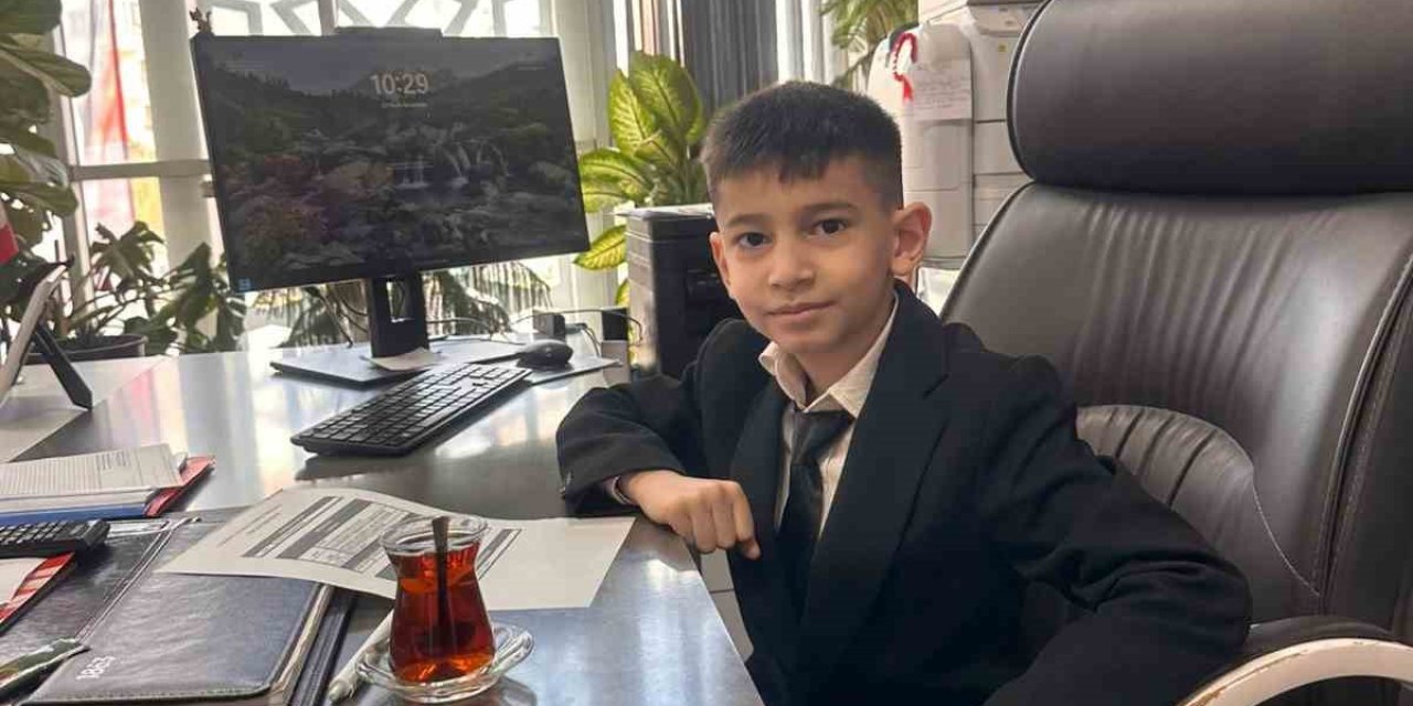 Müdür koltuğuna oturan küçük çocuk ilk talimatıyla arkadaşlarını sevindirdi