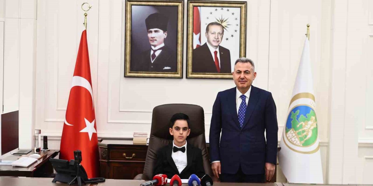 23 Nisan kutlamalarında İzmir Valiliği makamına ilkokul öğrencisi oturdu