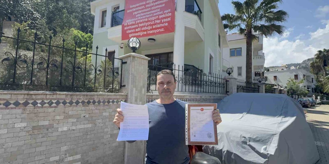 Marmaris’te  "Adalet istiyoruz" diyerek balkona pankart astılar