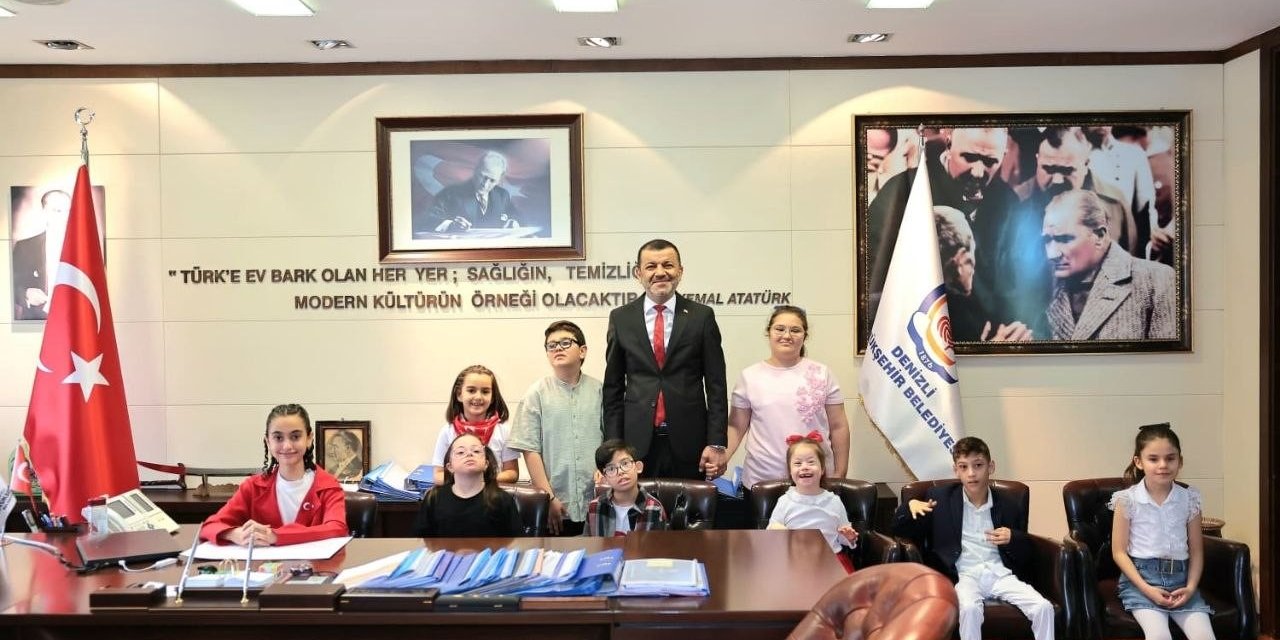 Başkan Çavuşoğlu koltuğunu çocuklara devretti