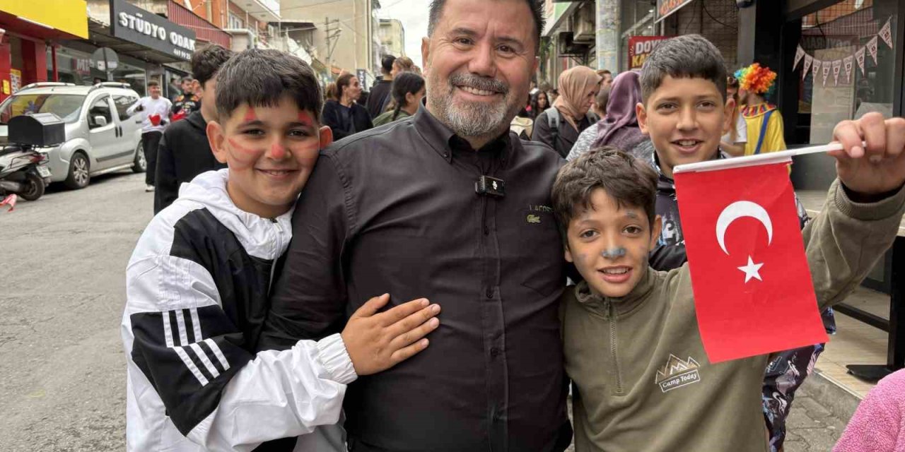 İzmirli işletmeciden 23 Nisan’da binlerce çocuğa pide ve bayrak