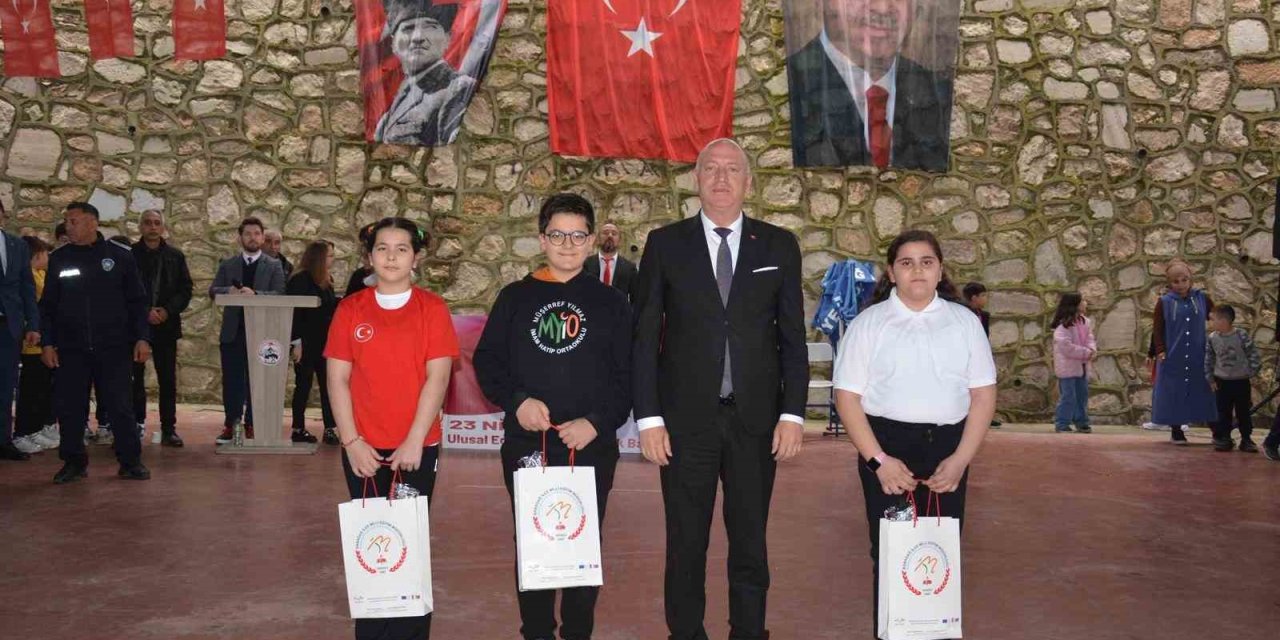 Babadağlı çocukların 23 Nisan coşkusu göz doldurdu