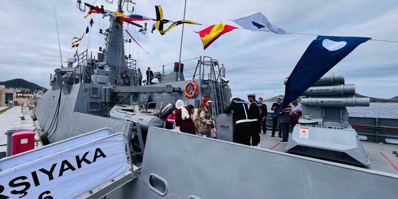 Bodrum’da askeri gemi kapısını çocuklara açtı